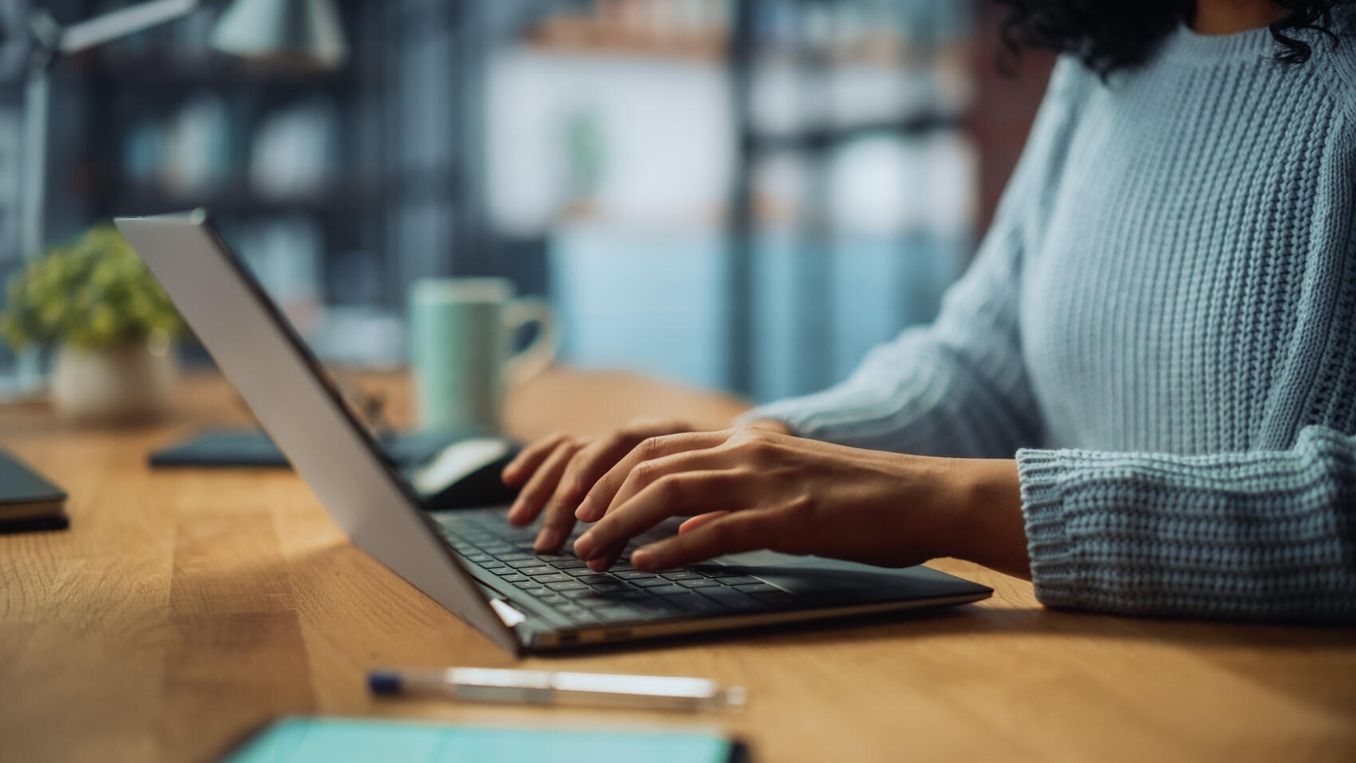 Online studieren – Frau sitzt am Laptop