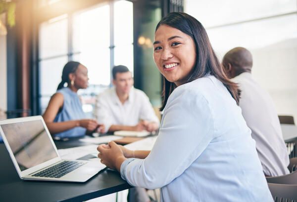 Studentin im Change Management arbeitet an Projekt