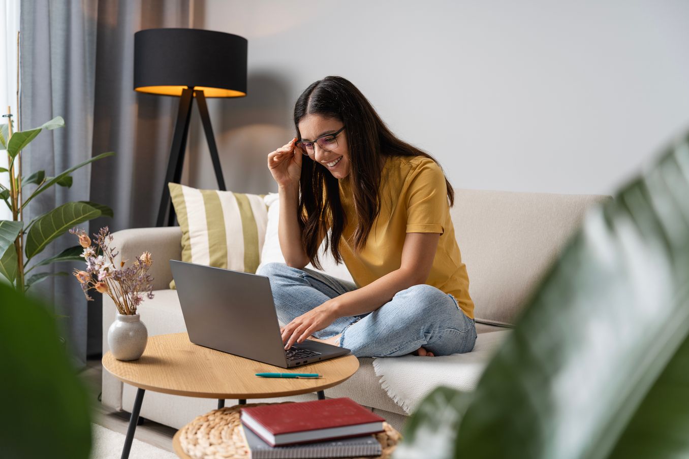 Junge Frau am Laptop will Berufe kennenlernen