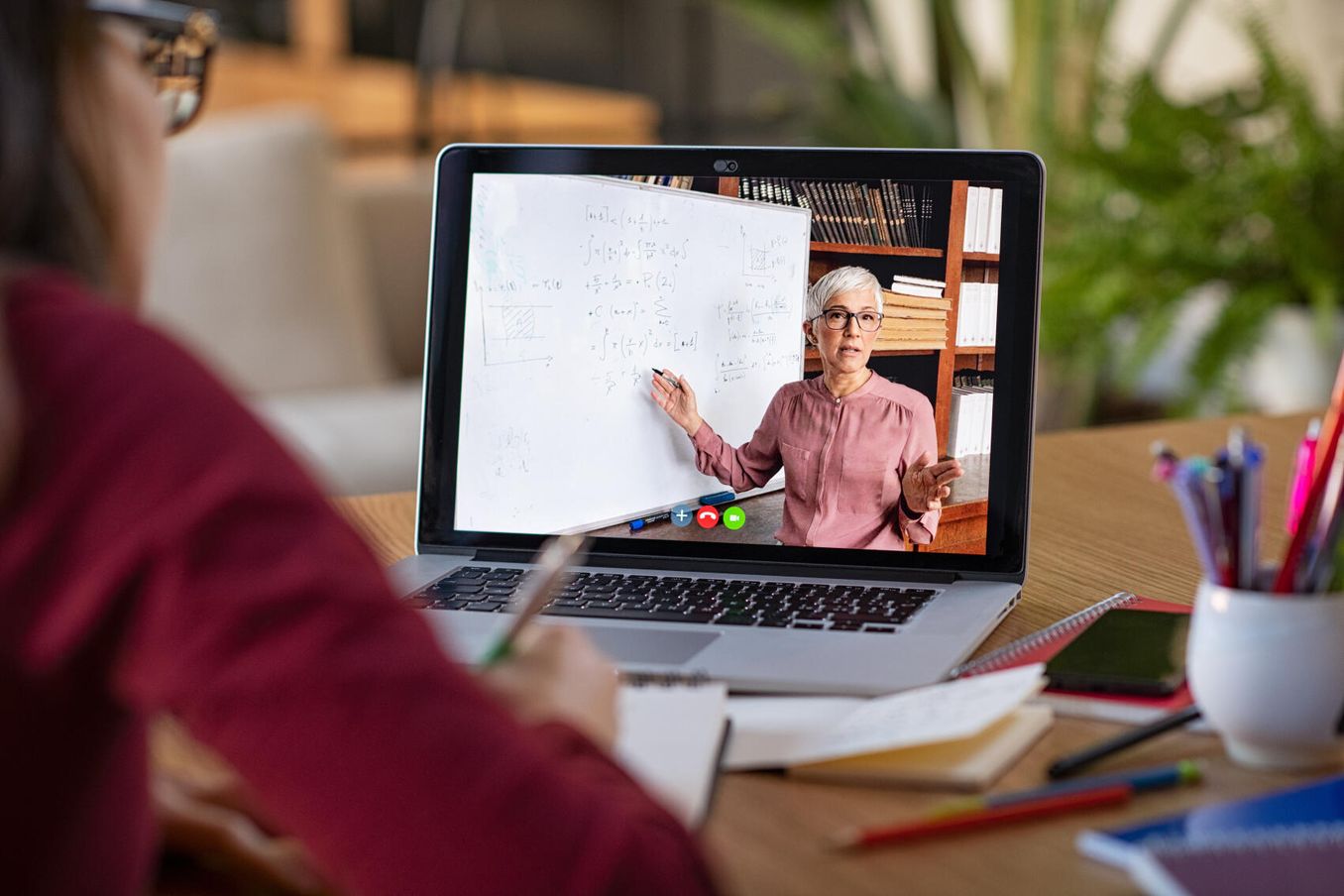 Online Studiengaenge – auf dem Laptop laeuft eine Video-Vorlesung