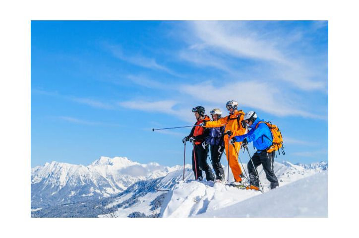 Berg- und Skifu¨hrer gibt Ski-Fu¨hrung