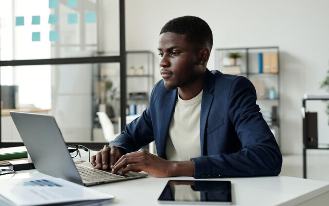 Bachelorarbeit Zeilenabstand Student formatiert Bachelorarbeit Zeilenabstand am Laptop
