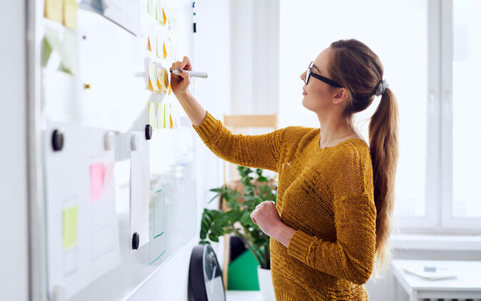 Stundenplan – Studierende plant ihren Semesterablauf am Whiteboard Stundenplan – Studierende plant ihren Semesterablauf am Whiteboard