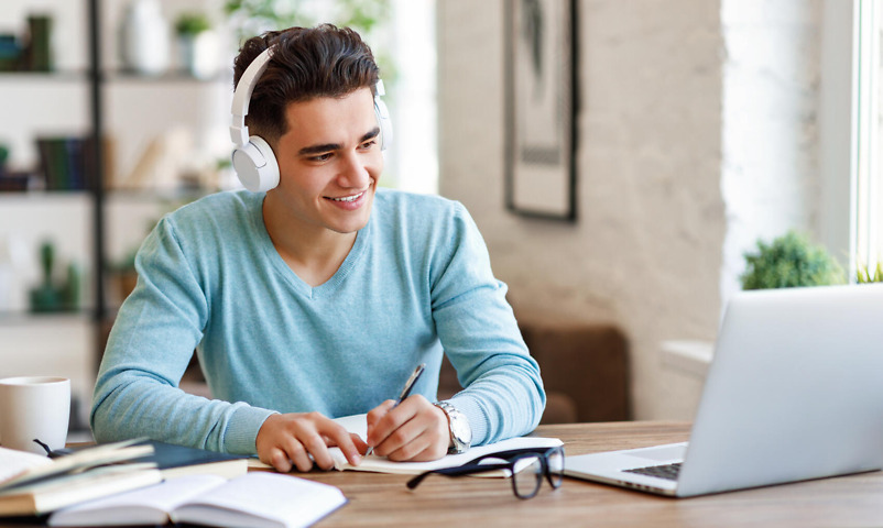 Student recherchiert Bachelorarbeit Beispiele online