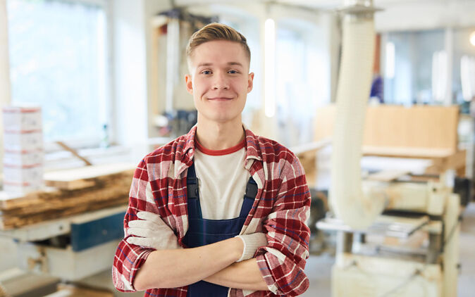 Zielstrebigkeit – Meister im Handwerk lächelt Zielstrebigkeit – Meister im Handwerk laechelt