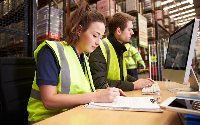 Mann und Frau machen Logistikmeister Weiterbildung Mann und Frau machen Logistikmeister Weiterbildung