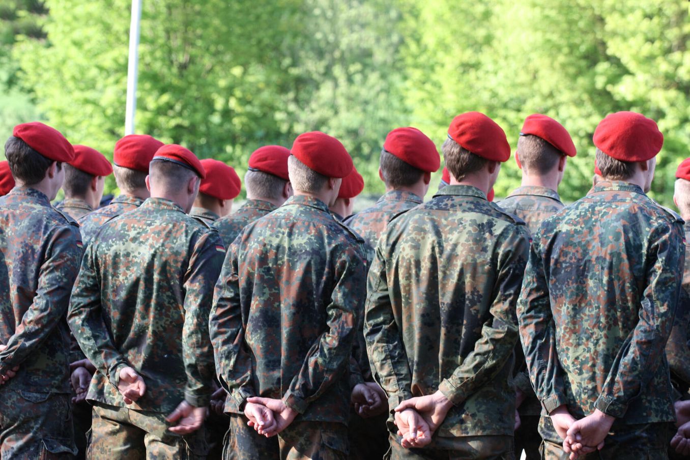 Offizier bildet Soldaten aus
