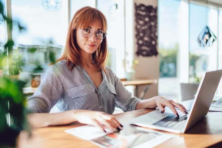 Change Managerin arbeitet an Projekt