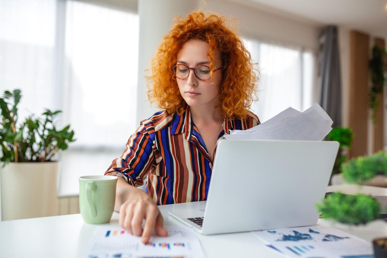 Masterarbeit Methodik – Studentin wertet Daten an ihrem Laptop aus