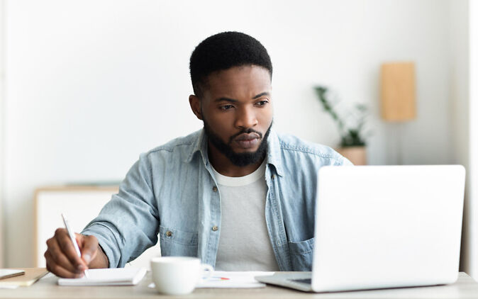 Masterarbeit Thema finden– Studierender recherchiert im Internet Masterarbeit Thema finden– Studierender recherchiert im Internet