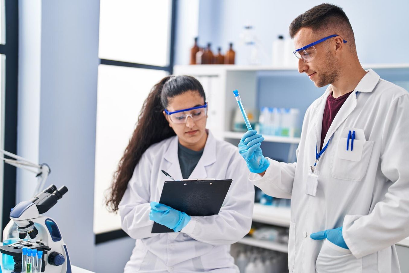 Studenten forschen fuer ihre Masterarbeit im Biochemie Studium