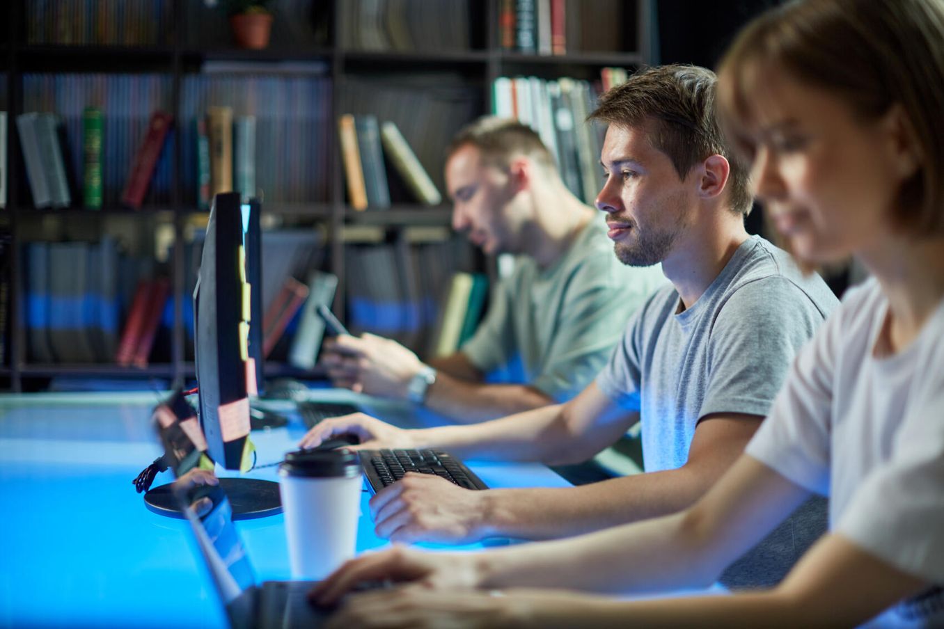 Neue Berufe – Menschen arbeiten am PC