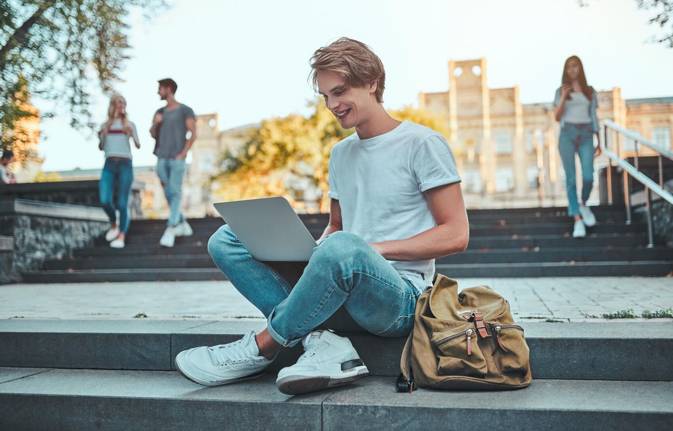 Hochschulstudium – Dualer Student sitzt am Laptop