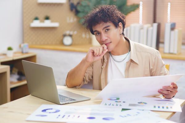 Student wertet Daten einer Querschnittstudie aus