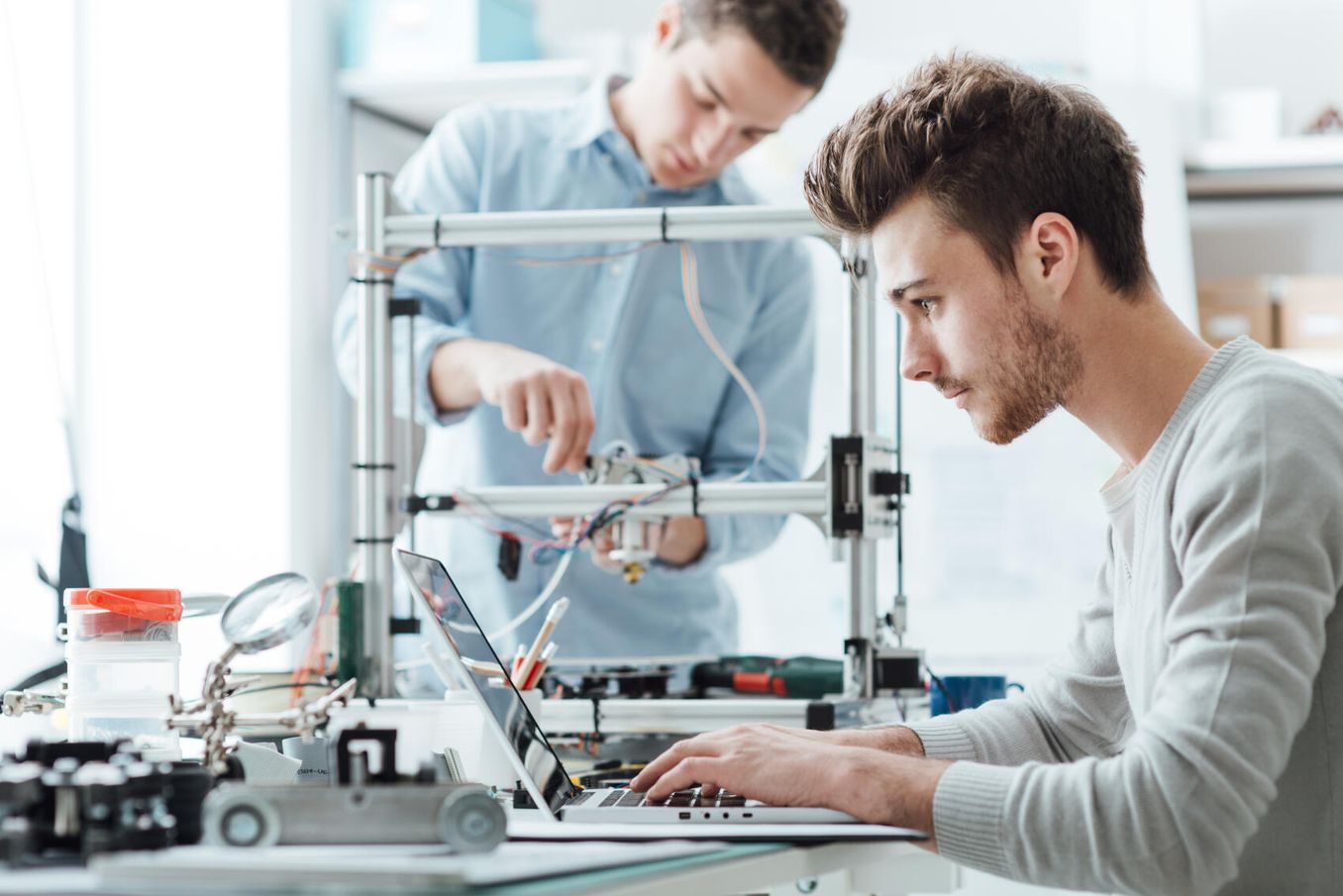 Student arbeitet nach seinem Materialwissenschaften Studium in der Automobilbranche