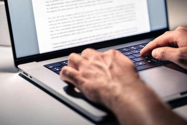 Student arbeitet an Auswertung von Interviews