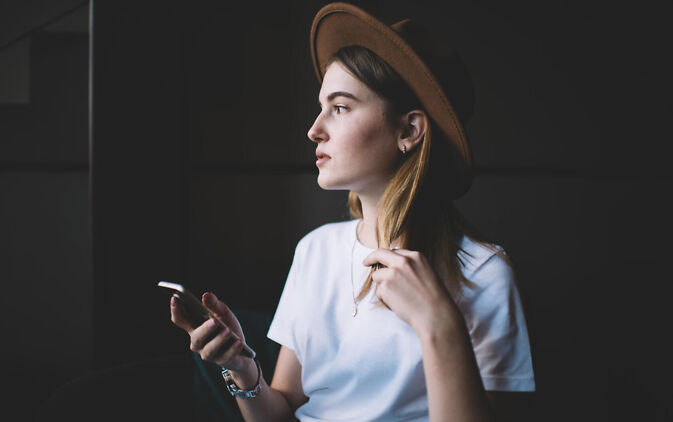 Mädchen liest häufige Fragen am Smartphone Maedchen liest haeufige Fragen am Smartphone