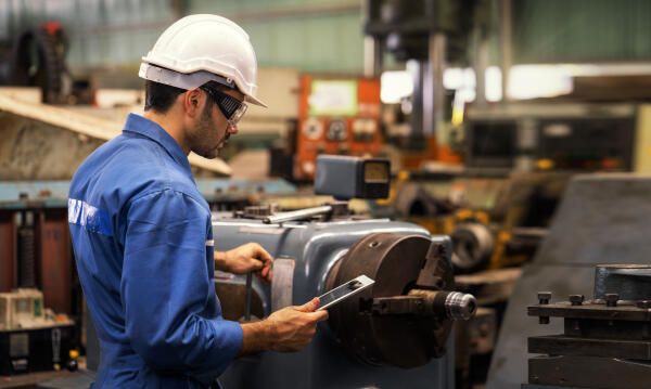 Fertigungsmechaniker bei Kontrolle