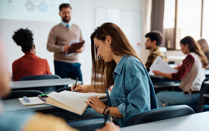 Studierende steckt mitten in der Vorbereitung für ihr Staatsexamen Studierende steckt mitten in der Vorbereitung fuer ihr Staatsexamen