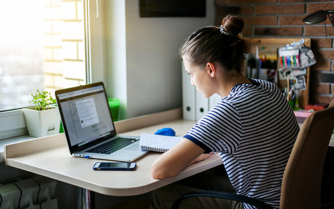 Home Office Jobs – Junge Frau vor Laptop Home Office Jobs – Junge Frau vor Laptop