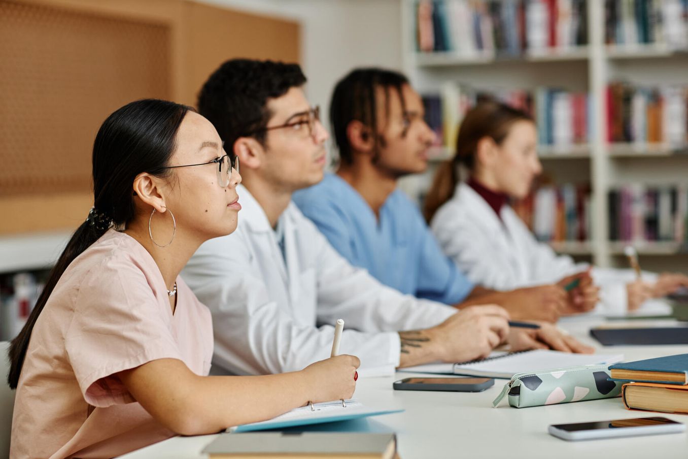 Personen sind arbeitslos nach Studium und machen Weiterbildung