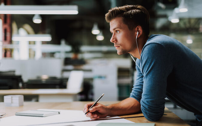 Student arbeitet an seiner Doktorarbeit Student arbeitet an seiner Doktorarbeit