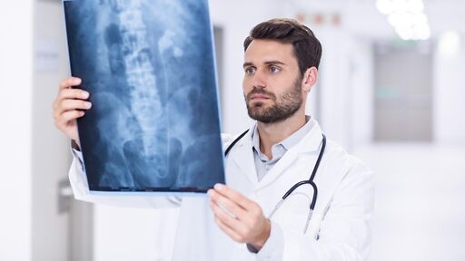 Radiologie Studium – Arzt analysiert Röntgenbild Radiologie Studium – Arzt analysiert Röntgenbild