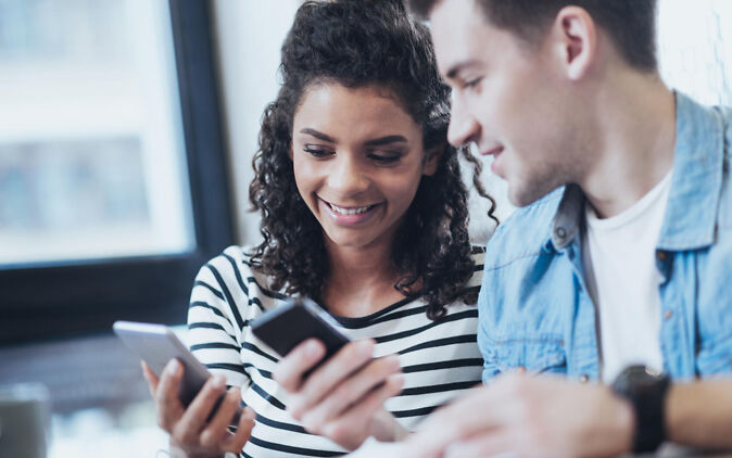 Generation Z Trends – zwei junge Menschen am Smartphone Generation Z Trends – zwei junge Menschen am Smartphone
