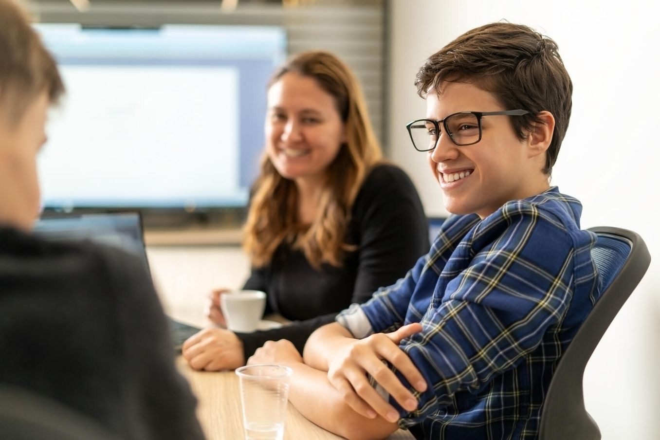 Schueler im Schuelerpraktikum Eventmanagement nimmt an Meeting teil