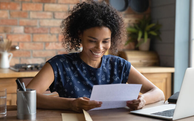 Studentin hat Unterlagen mit Matrikelnummer bekommen Studentin hat Unterlagen mit Matrikelnummer bekommen