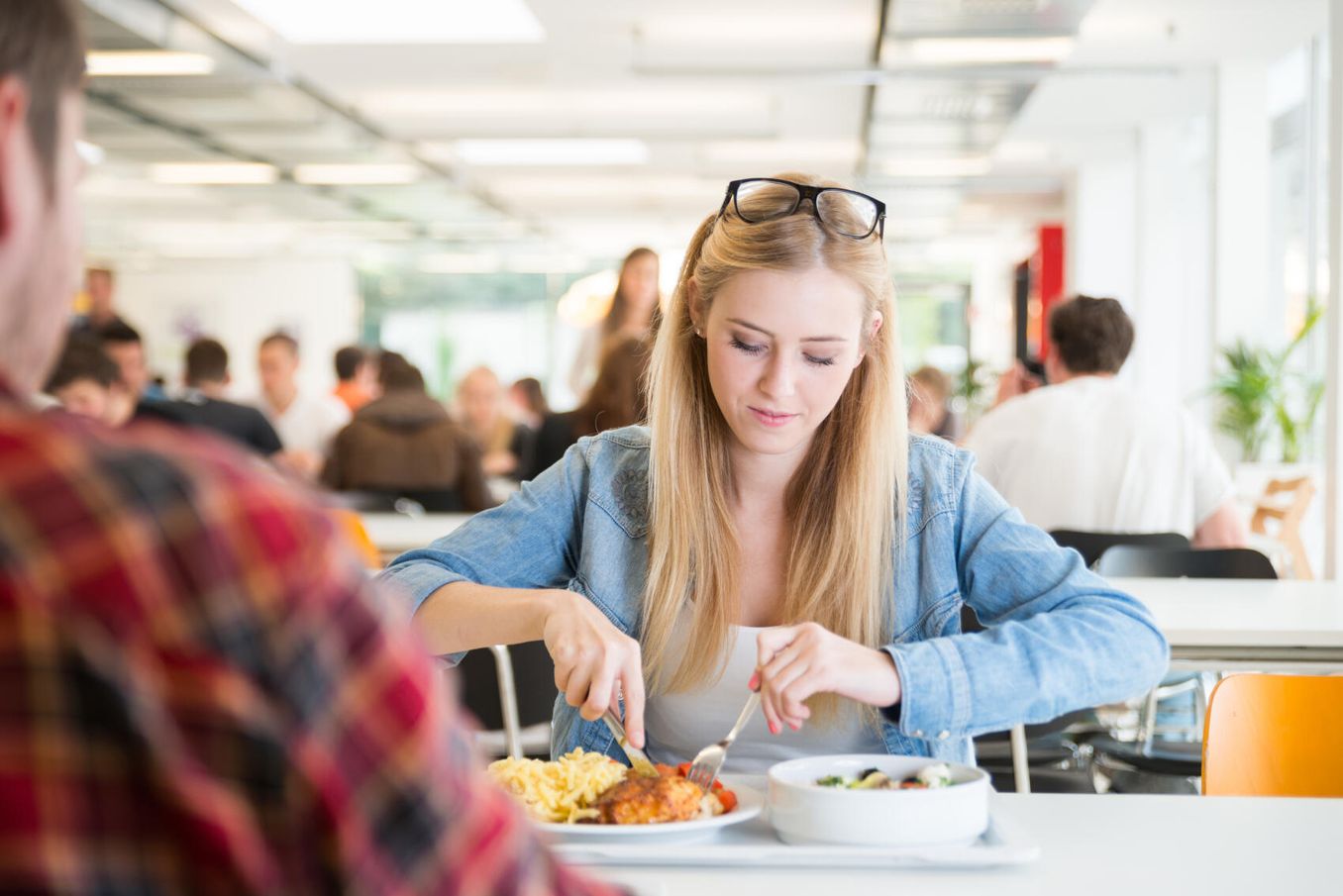 Studierendenwerke – Studierende isst in der Mensa