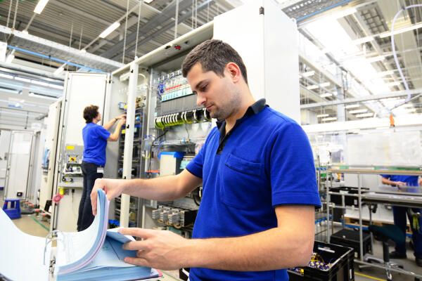 Elektroniker für Betriebstechnik liest Schaltplan