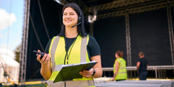 Fachkraft fuer Veranstaltungstechnik auf Konzert