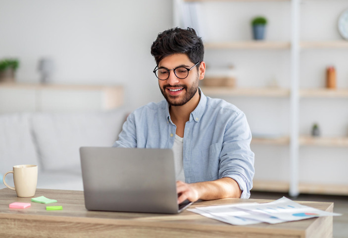 Lektor führt Bachelorarbeit Lektorat durch