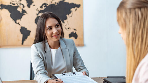 Tourismusmanagement Studium – zwei Frauen im Kundengespräch Tourismusmanagement Studium – zwei Frauen im Kundengespraech
