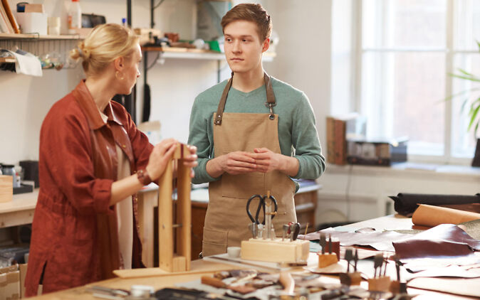 Azubi und Ausbilderin besprechen Überstunden in der Ausbildung Azubi und Ausbilderin besprechen Ueberstunden in der Ausbildung