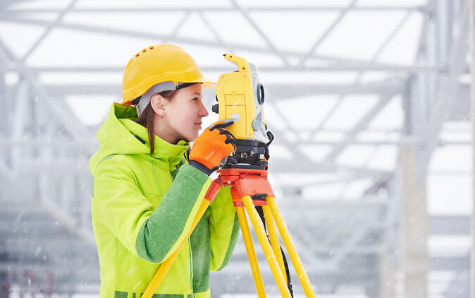 Geodäsie Studium - Geodätin führt Vermessungen durch Geodaesie Studium - Geodaetin fuehrt Vermessungen durch