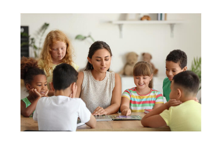 Gemeindehelferin und Kinder bei der Bibelkunde