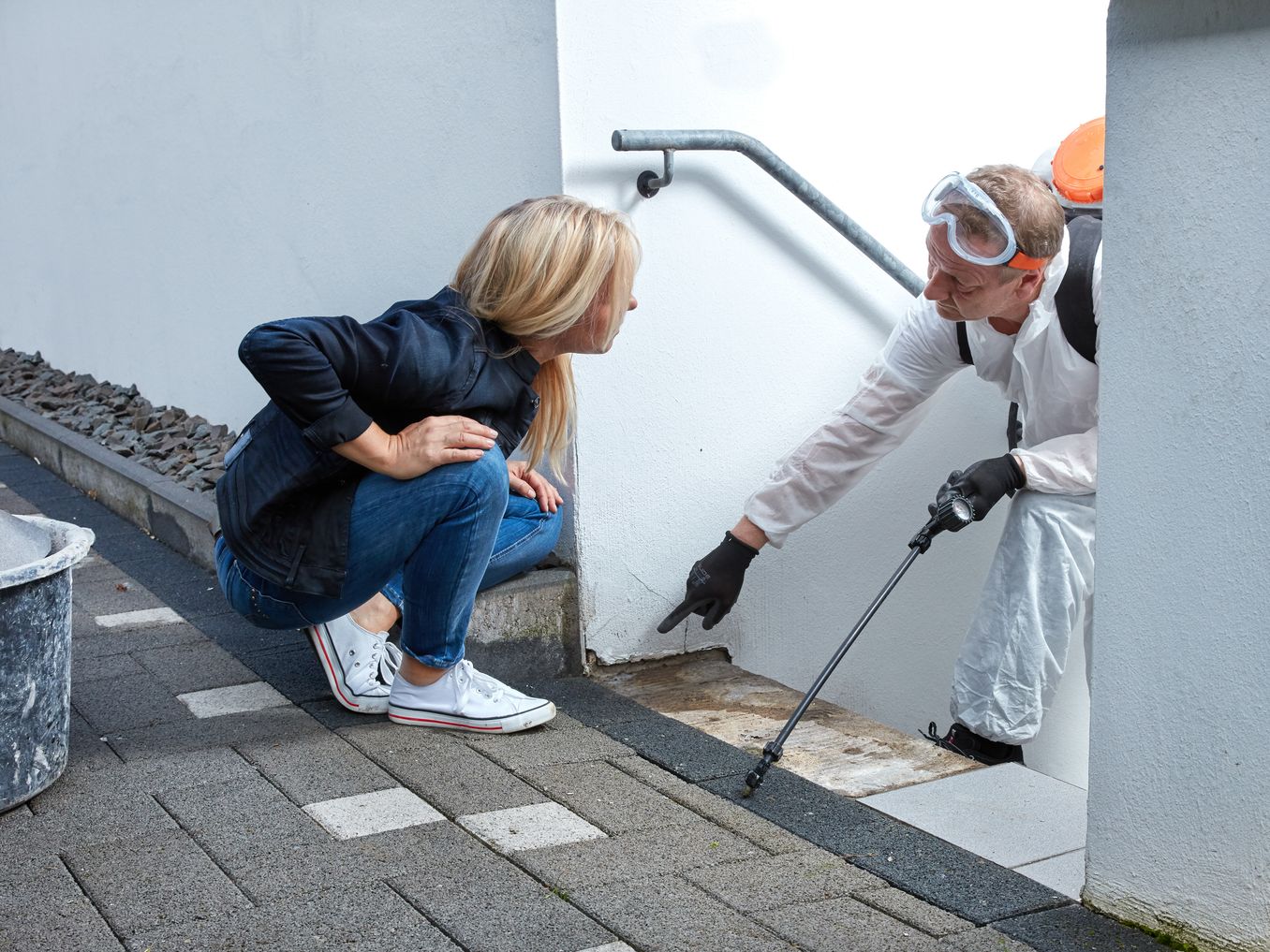 Schädlingsbekämpfer bei der Arbeit