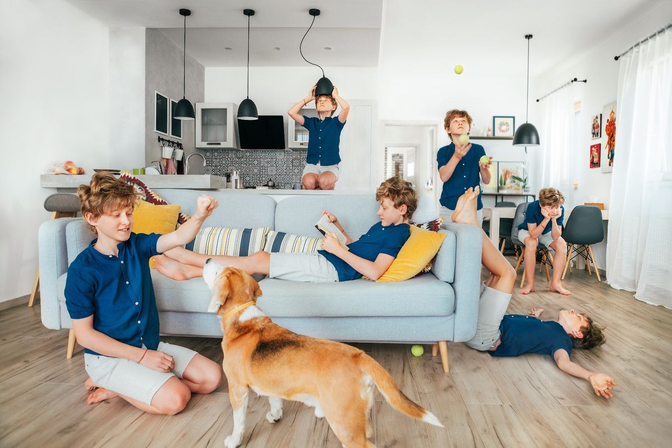 Junge lässt sich im Homeschooling ablenken