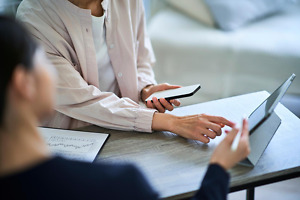 Studierende bereiten sich auf ihre Exmatrikulation vor und kümmern sich um finanzielle Angelegenheiten Studierende bereiten sich auf ihre Exmatrikulation vor und kuemmern sich um finanzielle Angelegenheiten