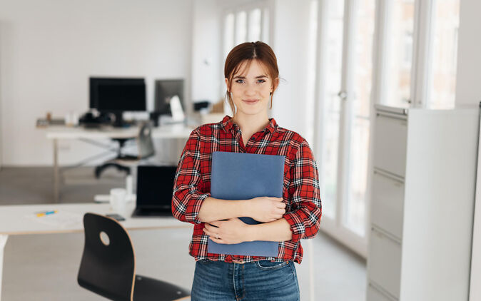 Bachelorarbeit Abgabe Studentin ist glücklich über Bachelorarbeit Abgabe