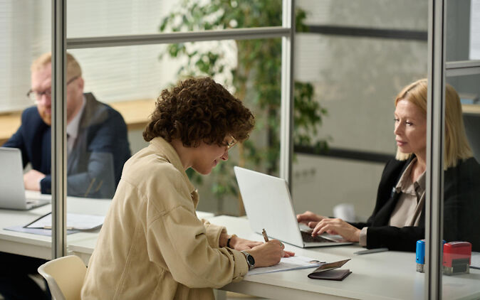 Exmatrikulation – Studierende exmatrikuliert sich im Studienbüro Exmatrikulation – Studierende exmatrikuliert sich im Studienbuero