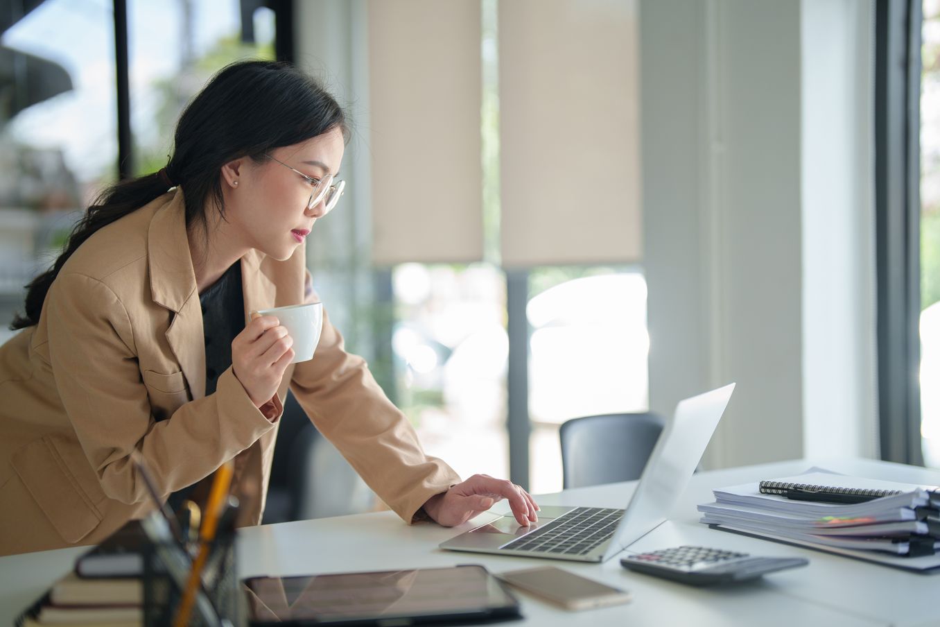 Berufe für Introvertierte – Frau mit Kaffee vor Laptop