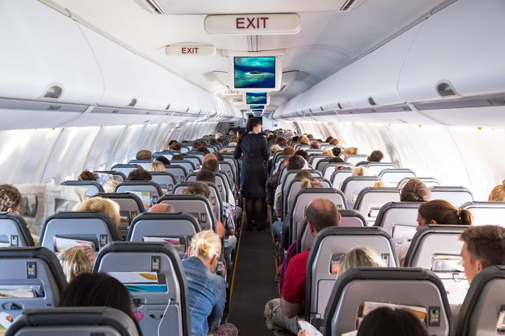 Flugbegleiterin kontrolliert die Sicherheit