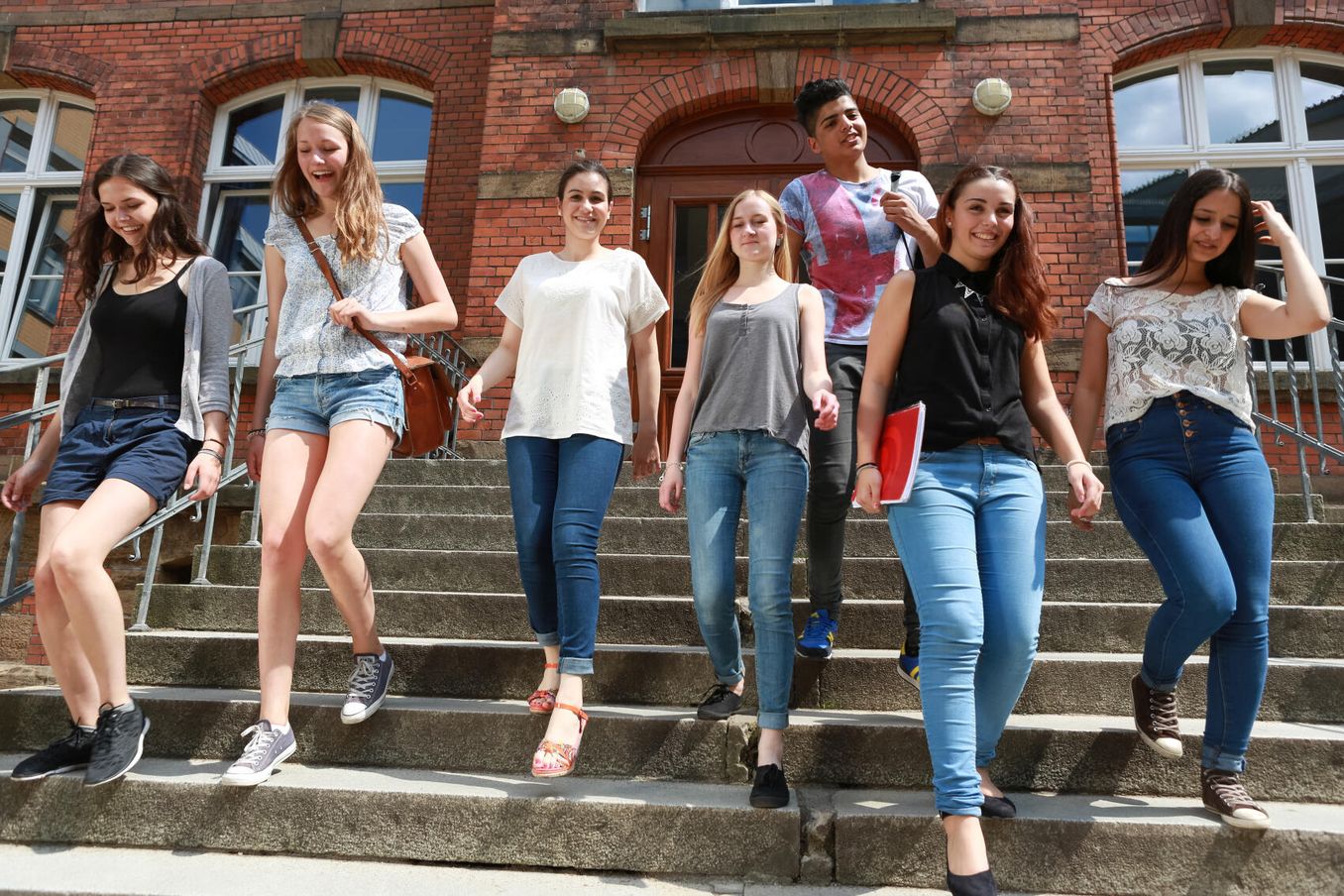 Studentenstadt – Studentengruppe vor ihrer Universitaet