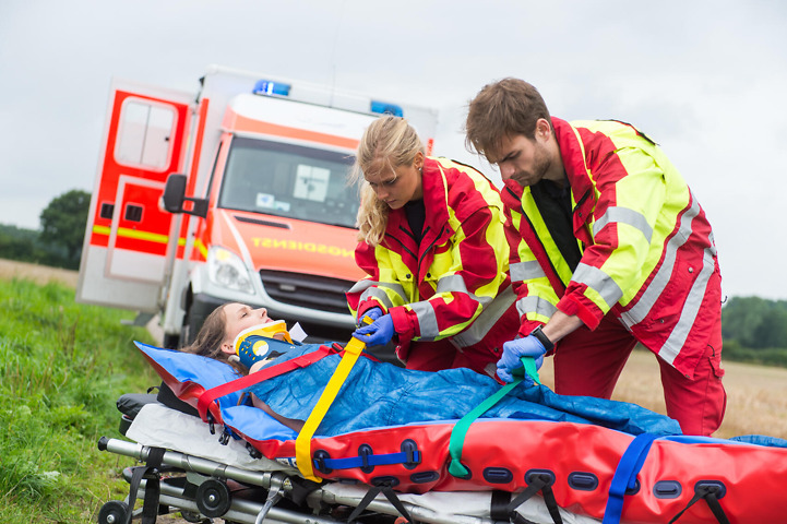 Rettungshelfer versorgen Patientin