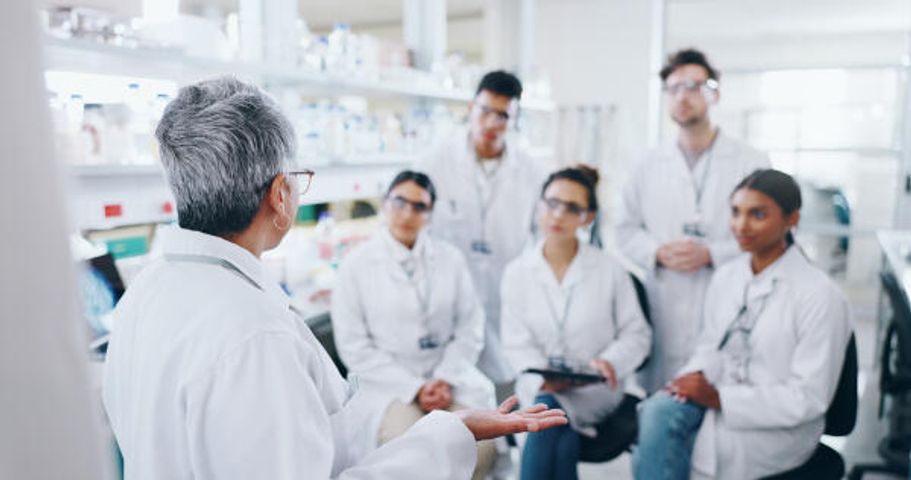 Schülerpraktikanten aus dem Bereich Chemie und Biologie hören zu