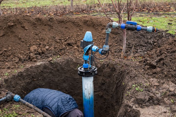 Brunnenbauer hebt Brunnen aus