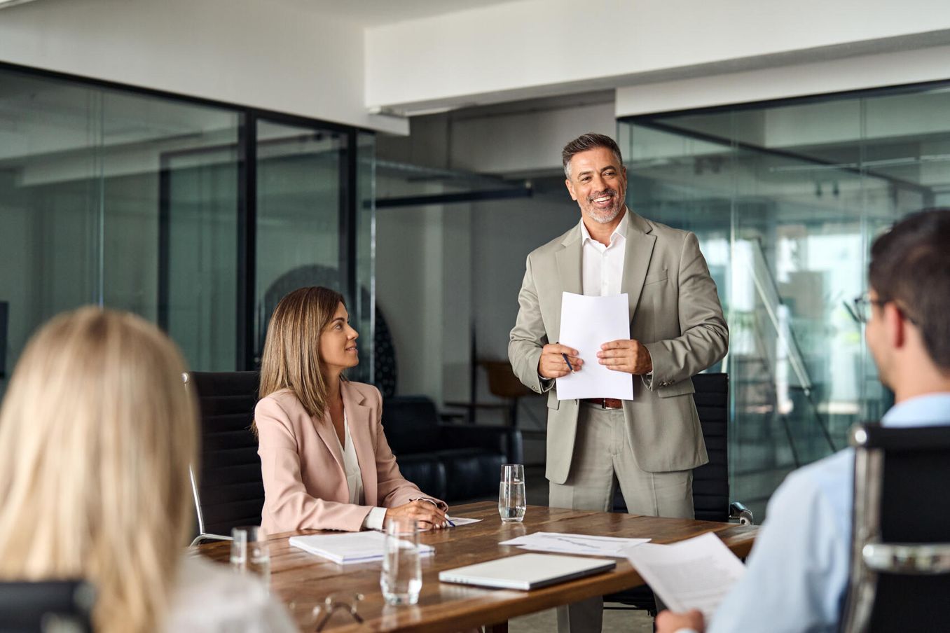 Key Account Manager im Gespräch mit Kunden